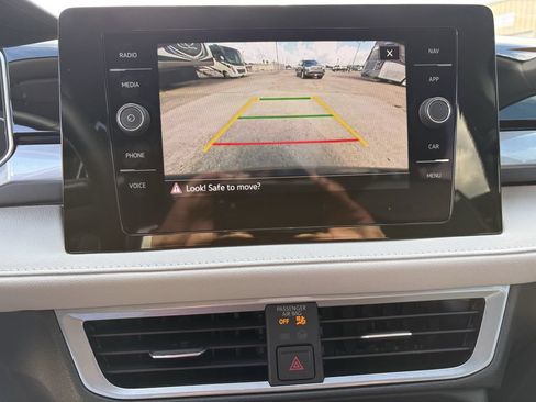 Used 2025 Volkswagen Taos SEL AWD/4WD image 19