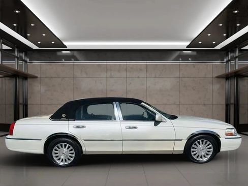 Used 2004 Lincoln Town Car Ultimate RWD image 2