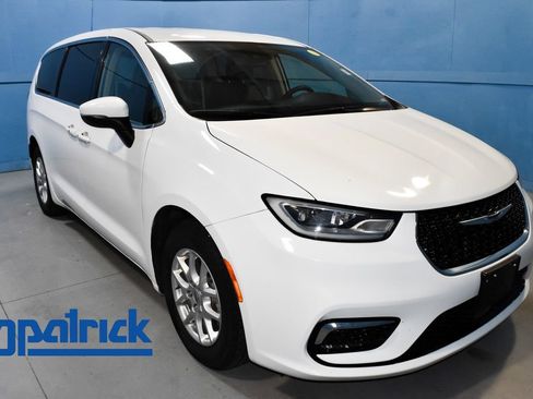 Used 2023 Chrysler Pacifica Touring-L FWD image 1