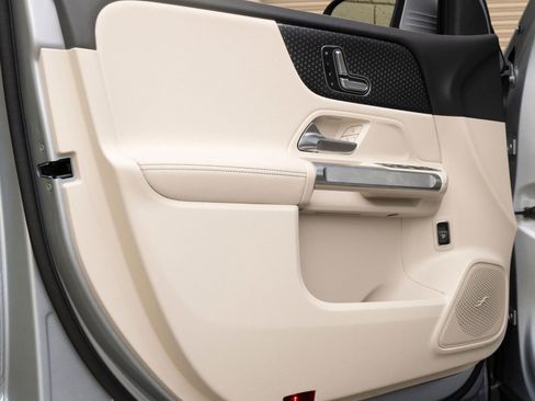 Used 2026 Mercedes-Benz GLB 250 image 12