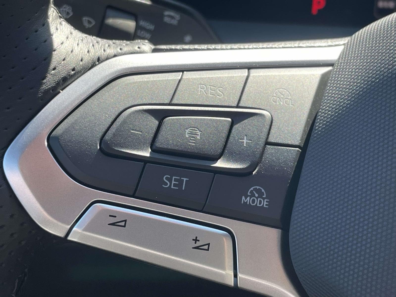 New 2026 Volkswagen Tiguan SE R-Line FWD image 23