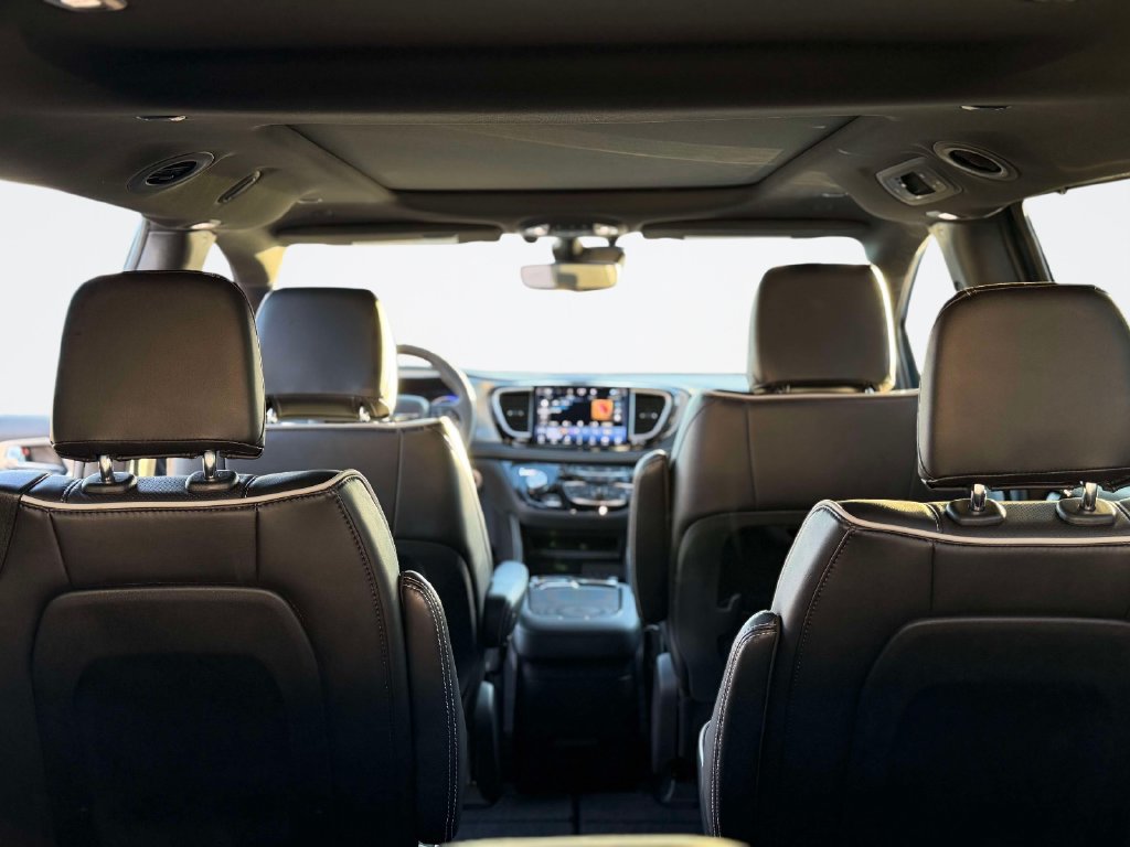 Used 2025 Chrysler Pacifica Limited FWD image 12