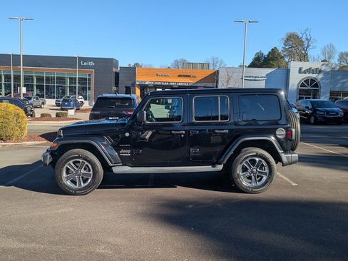 Used 2019 Jeep Wrangler Unlimited Sahara w/ Uconnect 4C Nav & Sound Group image 8