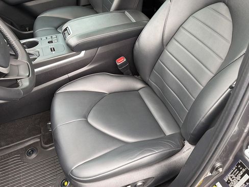 Used 2023 Toyota Highlander XLE FWD image 31
