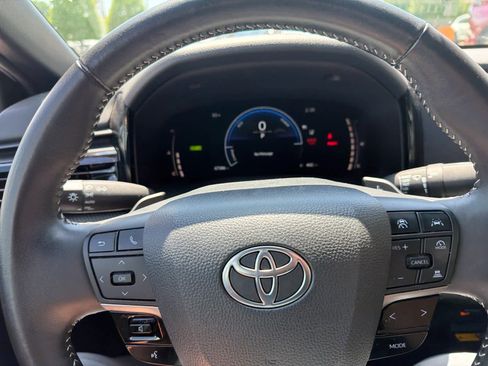 Used 2025 Toyota Camry SE FWD image 12