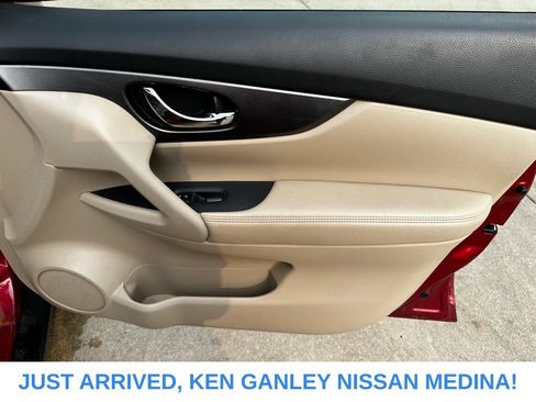 Used 2016 Nissan Rogue SV AWD/4WD image 22