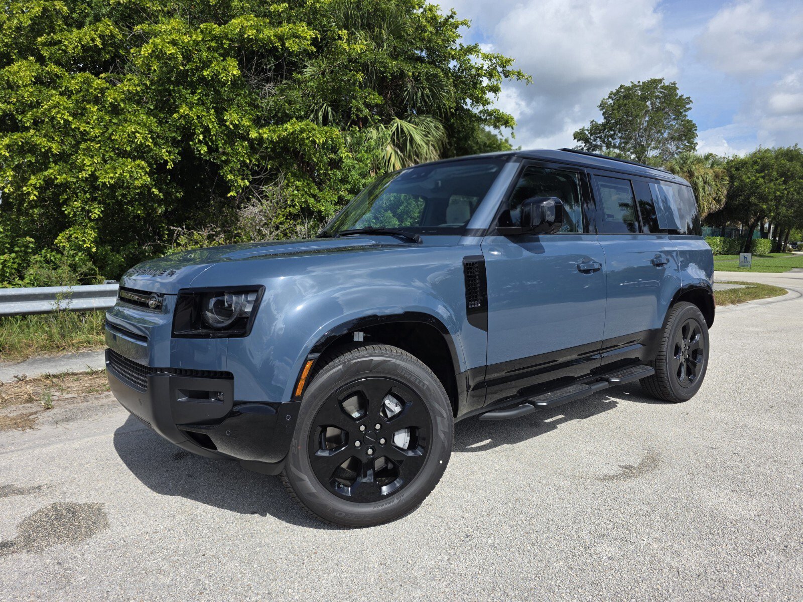 New 2026 Land Rover Defender 110 X-Dynamic SE AWD/4WD image 1