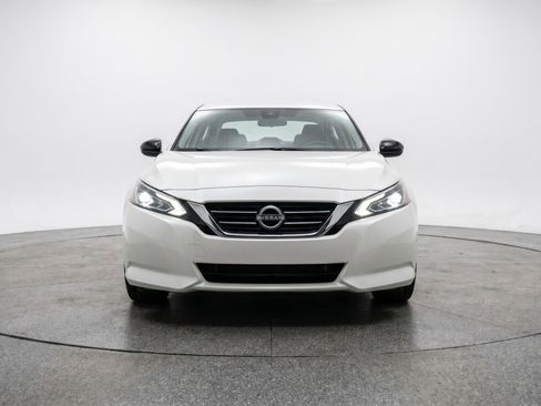 Used 2025 Nissan Altima 2.5 SV FWD image 2