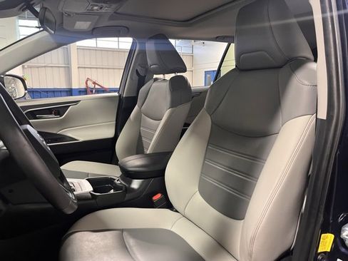 Used 2021 Toyota RAV4 XLE Premium image 22