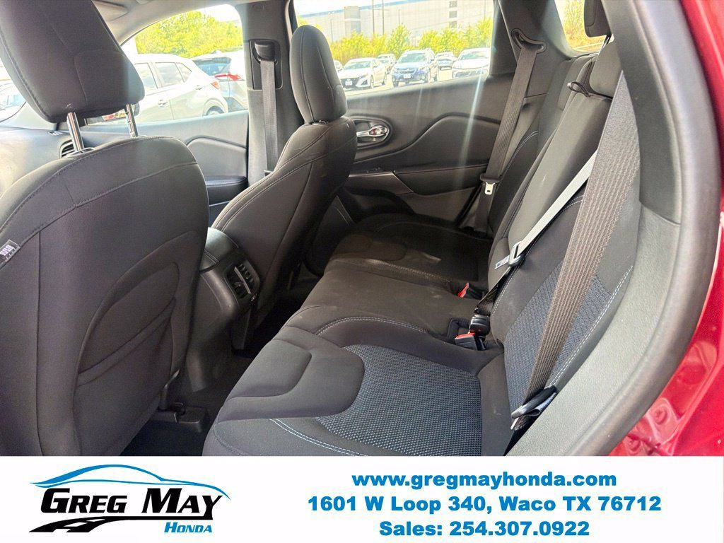 Used 2021 Jeep Cherokee Latitude FWD image 23