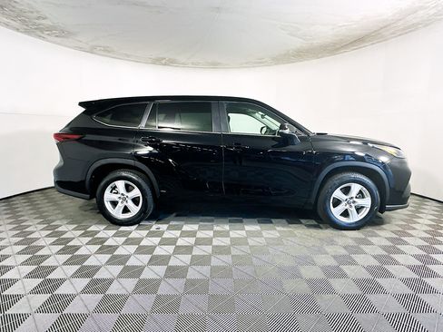 Used 2025 Toyota Highlander LE FWD image 2
