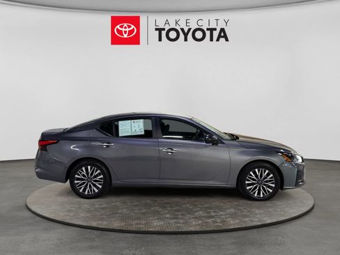 Used 2025 Nissan Altima 2.5 SV FWD image 11