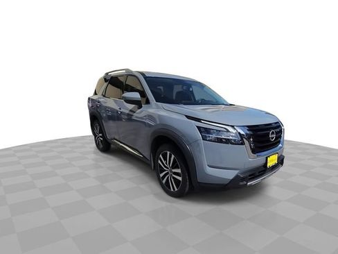 Used 2024 Nissan Pathfinder Platinum image 2