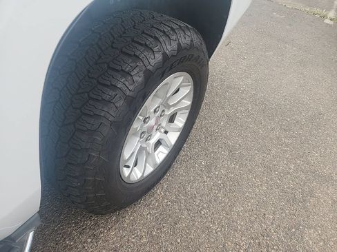 Used 2017 GMC Yukon SLT AWD/4WD image 9