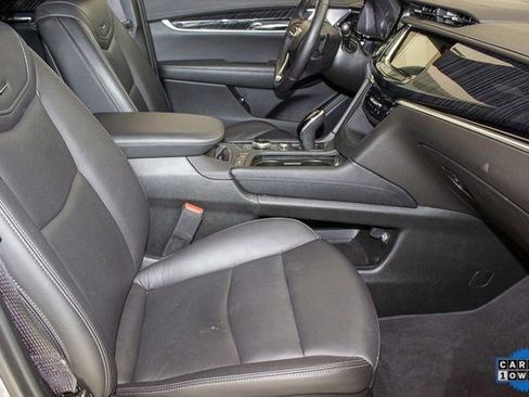 Used 2025 Cadillac XT6 Premium Luxury image 10