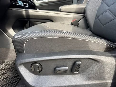 Used 2024 Volkswagen Atlas Cross Sport SE image 12