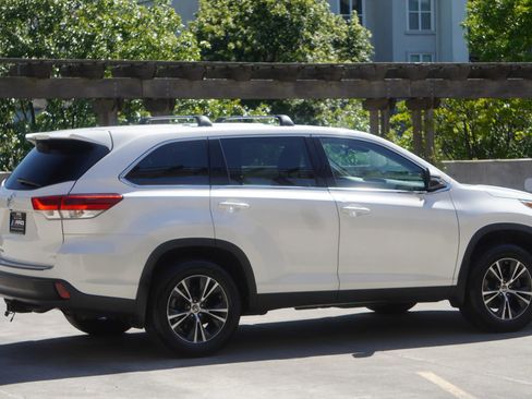 Used 2019 Toyota Highlander LE AWD/4WD image 29