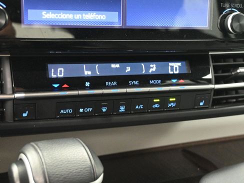 Certified 2023 Toyota Sienna XLE FWD image 30
