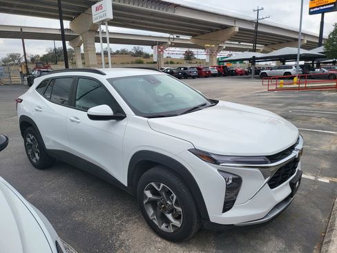 Used 2025 Chevrolet Trax LT w/ LT Convenience Package image 15