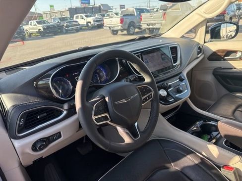 Used 2024 Chrysler Pacifica Limited FWD image 11