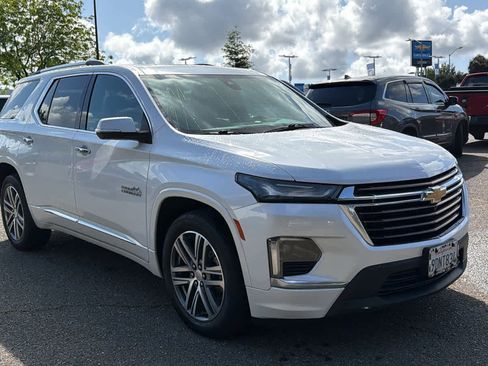 Used 2023 Chevrolet Traverse High Country FWD image 3