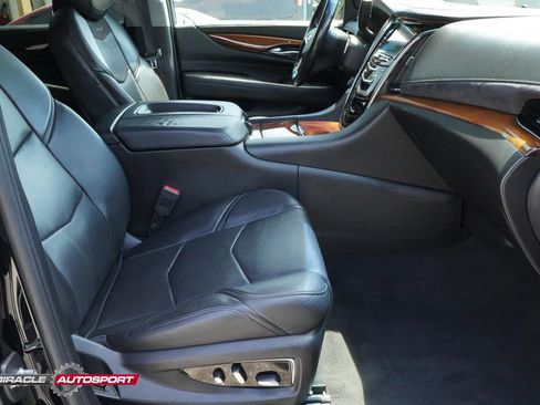 Used 2018 Cadillac Escalade Luxury AWD/4WD image 31