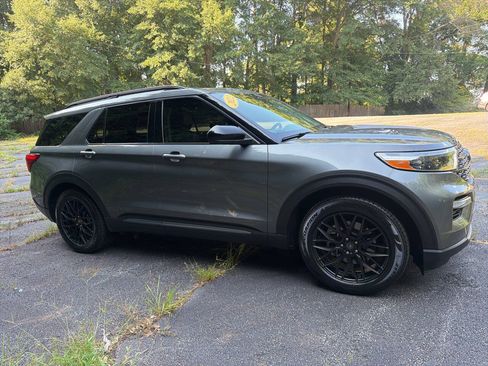 Used 2022 Ford Explorer XLT w/ Equipment Group 202A RWD image 9