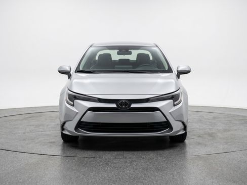 Used 2025 Toyota Corolla LE FWD image 2
