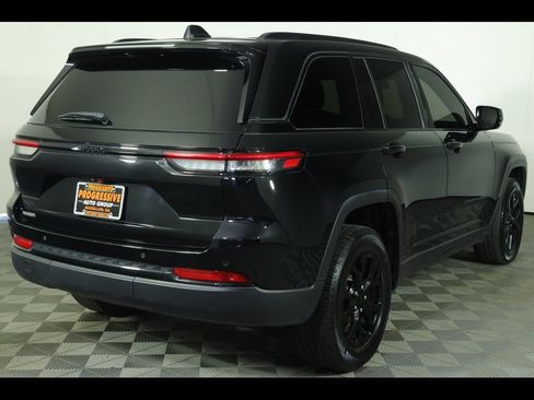 Used 2023 Jeep Grand Cherokee Altitude image 12