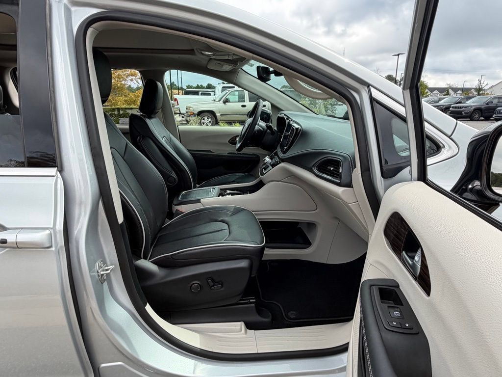 Used 2024 Chrysler Pacifica Limited FWD image 54