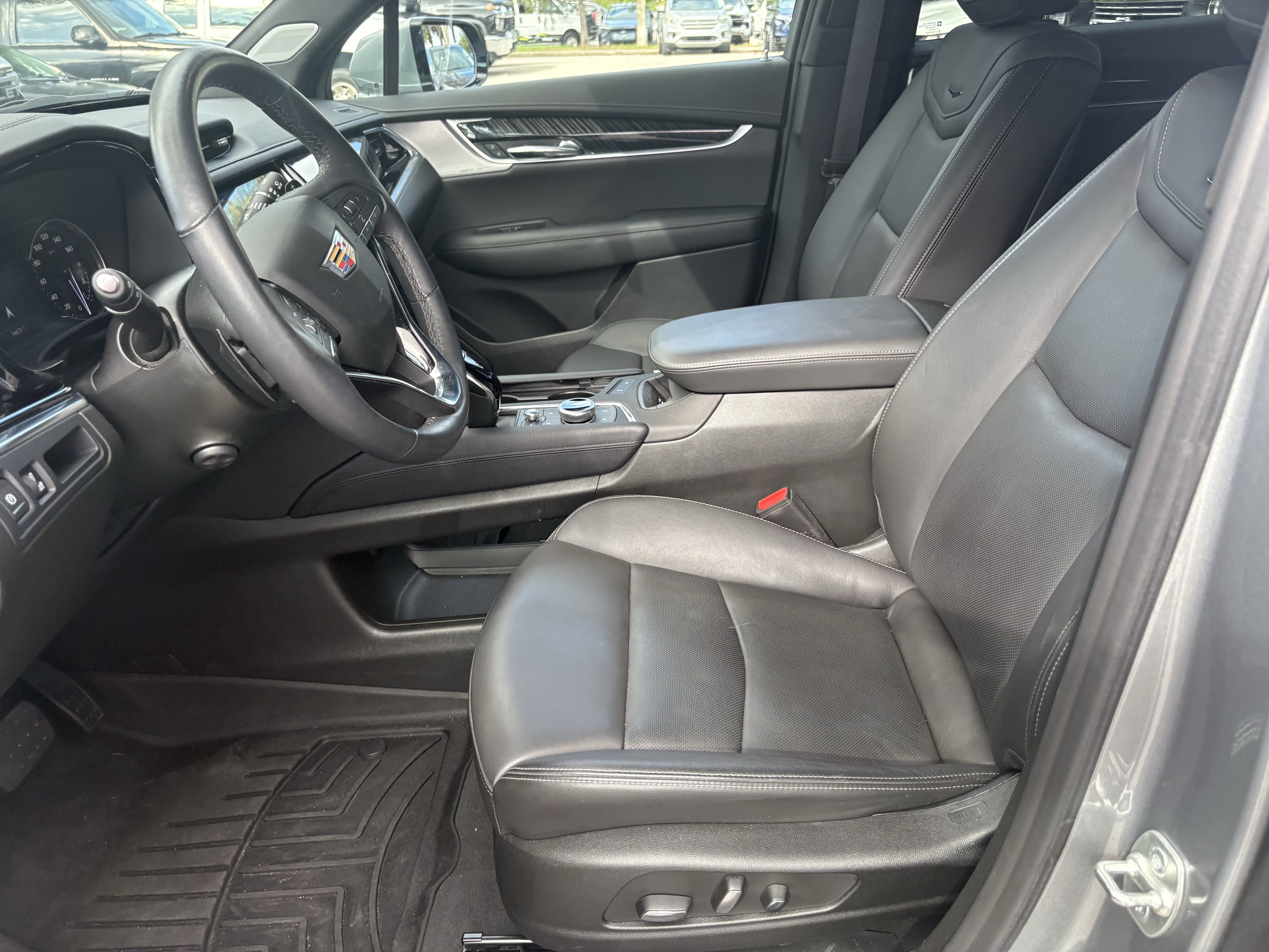 Used 2025 Cadillac XT6 Premium Luxury FWD image 10