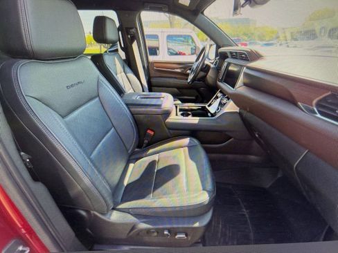 Used 2022 GMC Yukon Denali w/ Advanced Technology Package image 4
