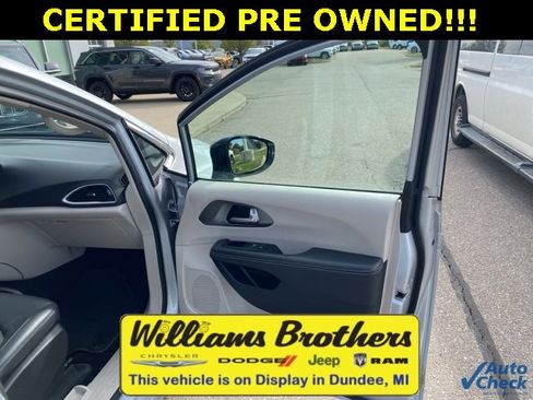 Certified 2024 Chrysler Pacifica Touring-L image 30