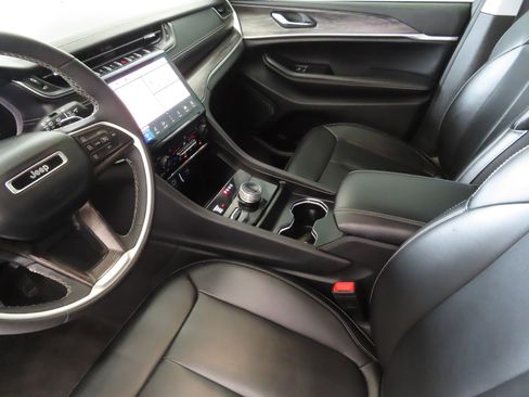 Used 2024 Jeep Grand Cherokee Limited image 23