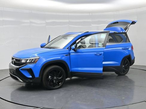 Used 2023 Volkswagen Taos SE w/ Panoramic Sunroof Package FWD image 36