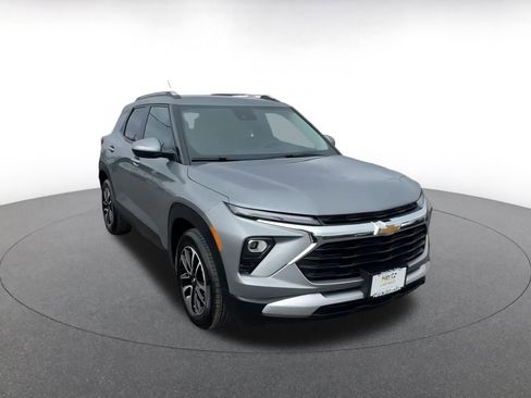Used 2025 Chevrolet TrailBlazer LT image 3