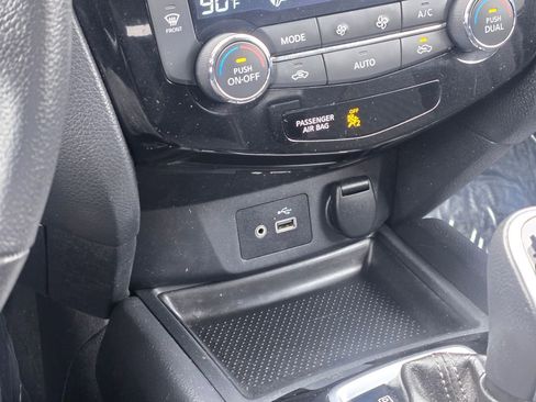 Used 2019 Nissan Rogue SV image 27