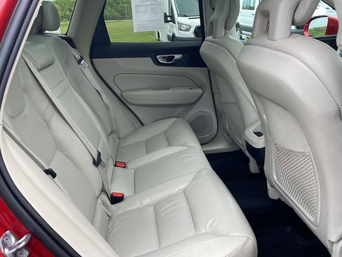 Used 2019 Volvo XC60 T5 Momentum w/ Premium Package FWD image 28