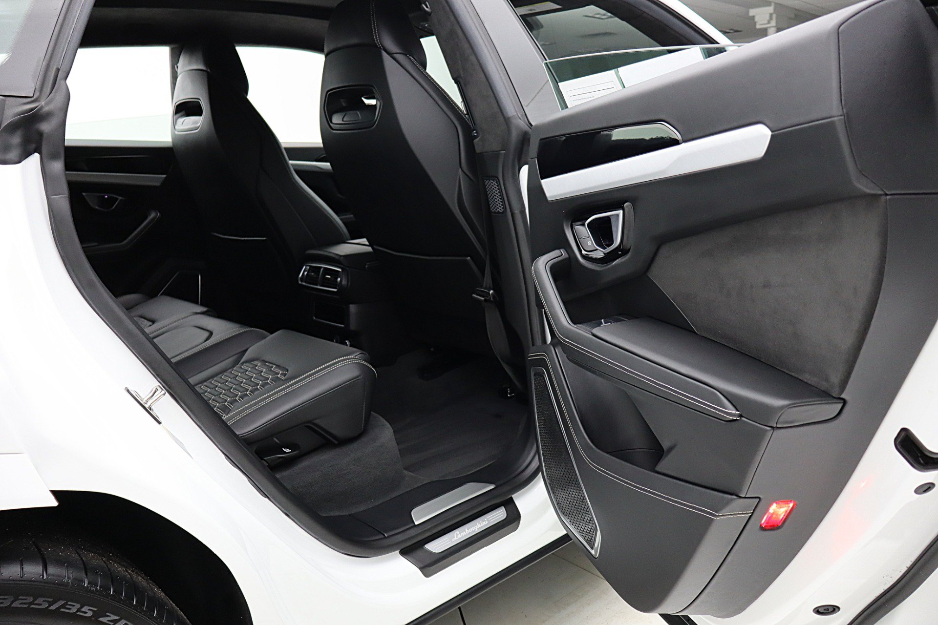 Used 2020 Lamborghini Urus AWD/4WD image 36