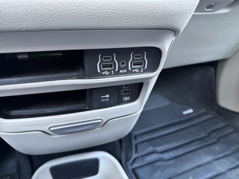 Used 2022 Chrysler Pacifica Touring-L image 29