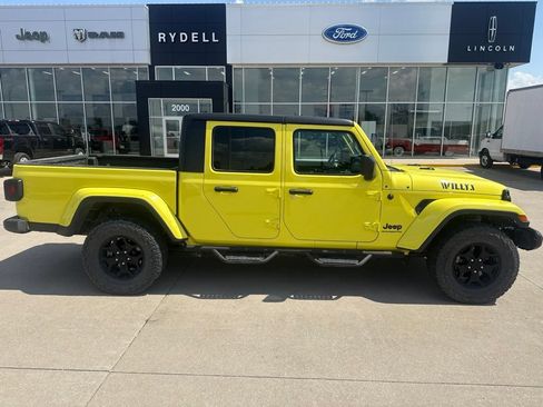 Used 2023 Jeep Gladiator Sport AWD/4WD image 2