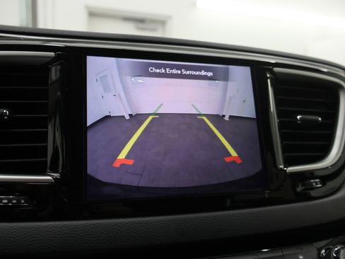 Used 2020 Chrysler Pacifica Touring-L Plus FWD image 17