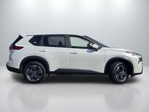 Used 2024 Nissan Rogue SV image 3