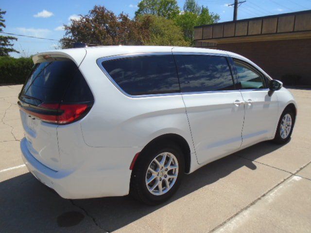 Used 2023 Chrysler Pacifica Touring-L FWD image 9