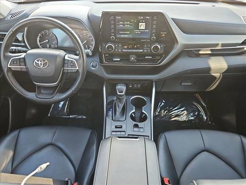 Used 2022 Toyota Highlander XLE image 19