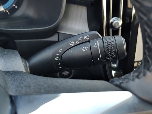 Certified 2025 Volvo XC40 B5 Plus image 17