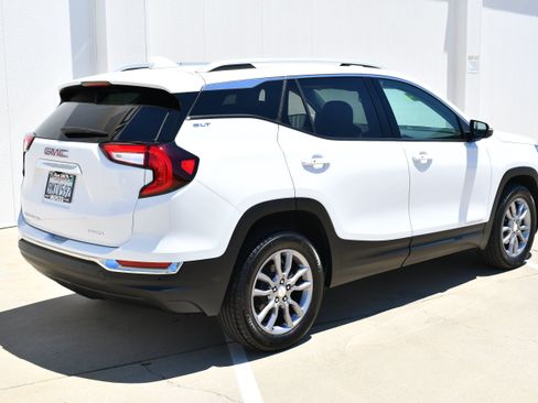 Used 2024 GMC Terrain SLT w/ Infotainment Package II AWD/4WD image 8