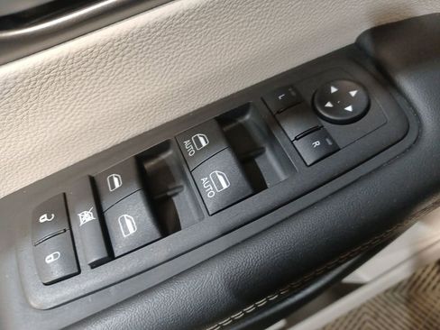 Used 2024 Chrysler Pacifica Select image 15