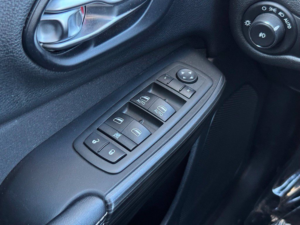 Used 2014 Jeep Cherokee Latitude w/ Comfort/Convenience Group AWD/4WD image 35