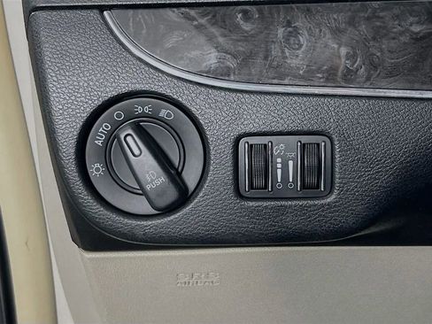 Used 2014 Chrysler Town & Country Touring image 11